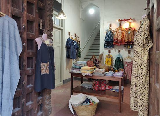 tanzania/stone-town/forodhani-gardens/shop/upendo-womens-store-house