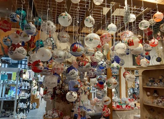 germany/monschau/shop/monschauer-allerlei-im-ehemaligem-handwerkermarkt-chrissys-in-geschenkartikel-taschen-ledergurtel-geldborsen-altstadt