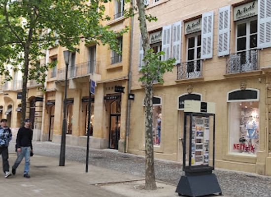 france/aix-en-provence/shop/lacoste