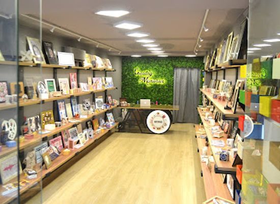 albania/tirana/blloku/shop/artifiko-gift-shop