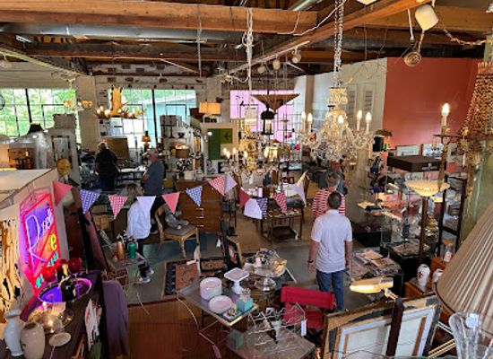 michigan/southwest-michigan/shop/lakeside-antiques