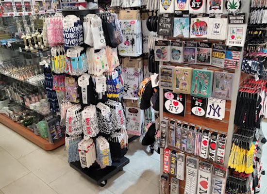 new-york/new-york-city/shop/gifts-on-the-square