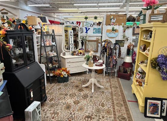 kansas/central-kansas/shop/owls-nest-topeka-antique-mall-and-flea-market