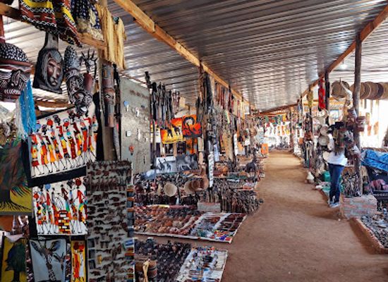 zimbabwe/zambezi-valley/shop/sinathakawu-curio-market