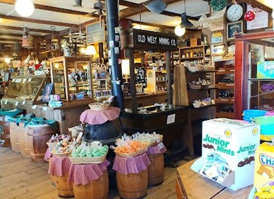 massachusetts/the-islands/shop/old-country-store-emporium