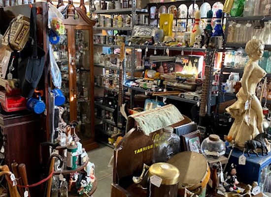 illinois/great-river-road/shop/the-chirping-frog-antique-mall