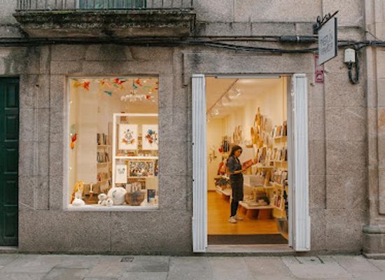 spain/santiago-de-compostela/shop/merlin-e-familia