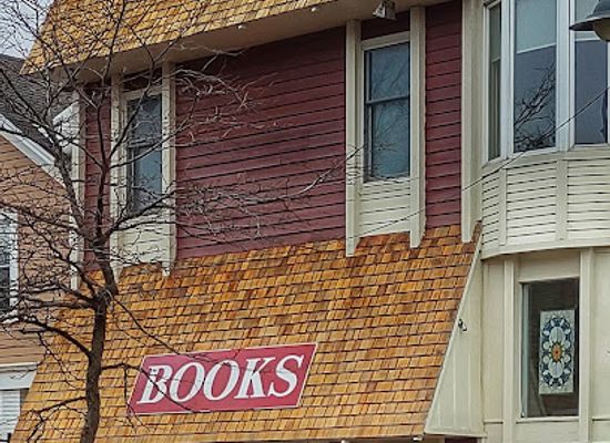 michigan/charlevoix/shop/round-lake-bookstore