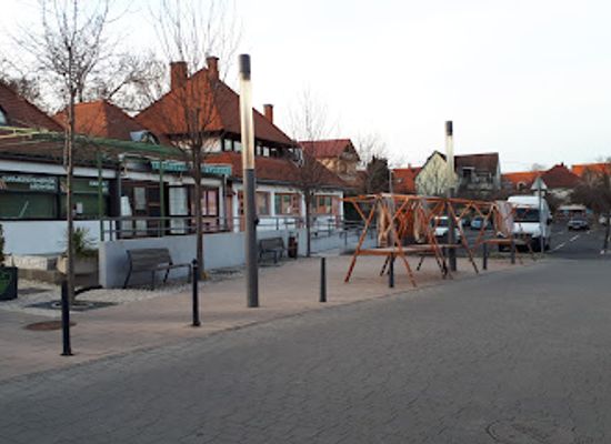 hungary/keszthely/shop/piac-parkoloval