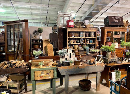 ohio/amish-country/shop/carlisle-antiques-more
