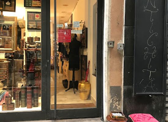 italy/genoa/shop/laura-on-the-road