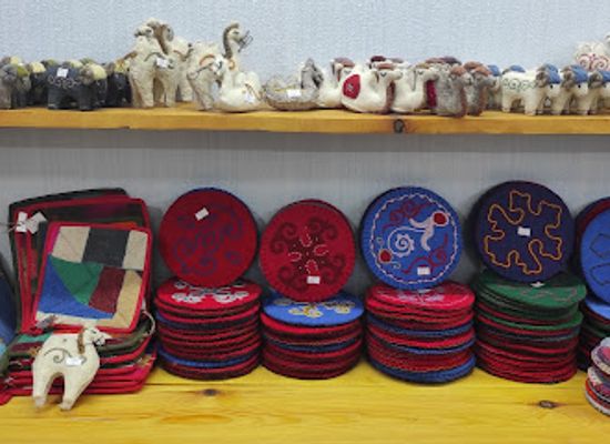 kyrgyzstan/son-kul-lake/shop/altyn-kol-souvenir-shop-handmade-wool-products