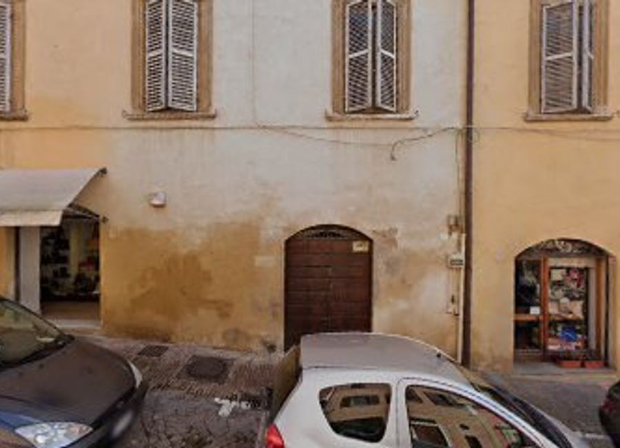 Explore the essence of Urbino at Antonio, where local craftsmanship meets a charming shopping experience.