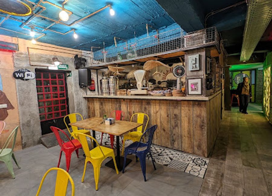 Discover the delightful flavors of Fornaccio in Chefchaouen, where organic cuisine meets the finest coffee in a vibrant atmosphere.