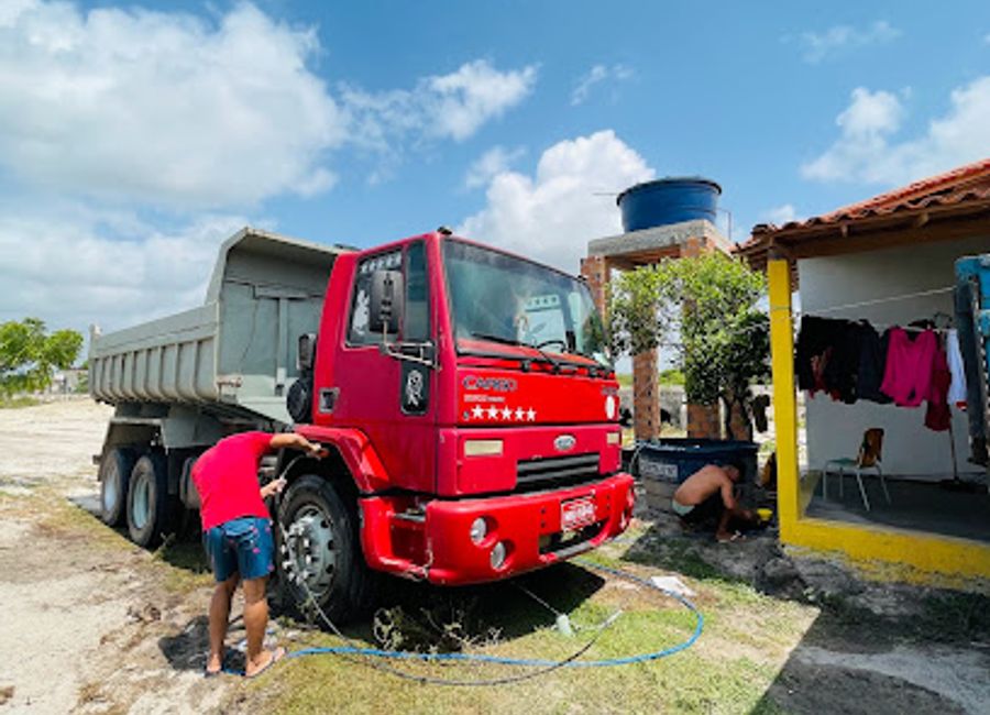 Savor the exquisite flavors of artisanal ice cream at Praça Central, a must-visit destination in Santo Amaro do Maranhão for every dessert lover.