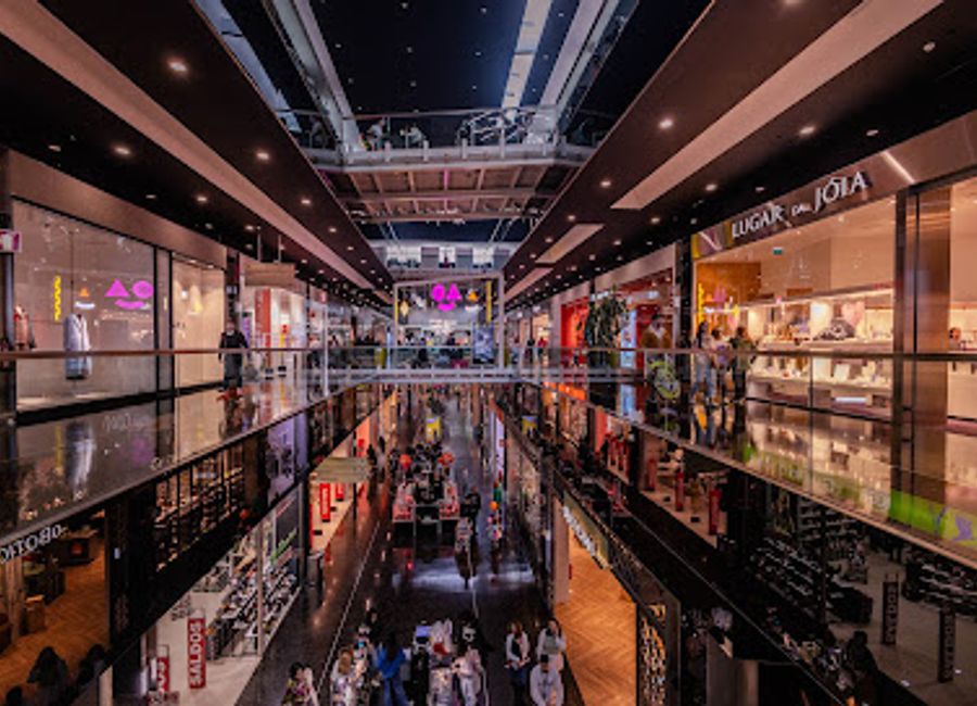 Discover Alegro Sintra, a vibrant shopping mall offering fashion, dining, and entertainment experiences in the heart of Rio de Mouro.