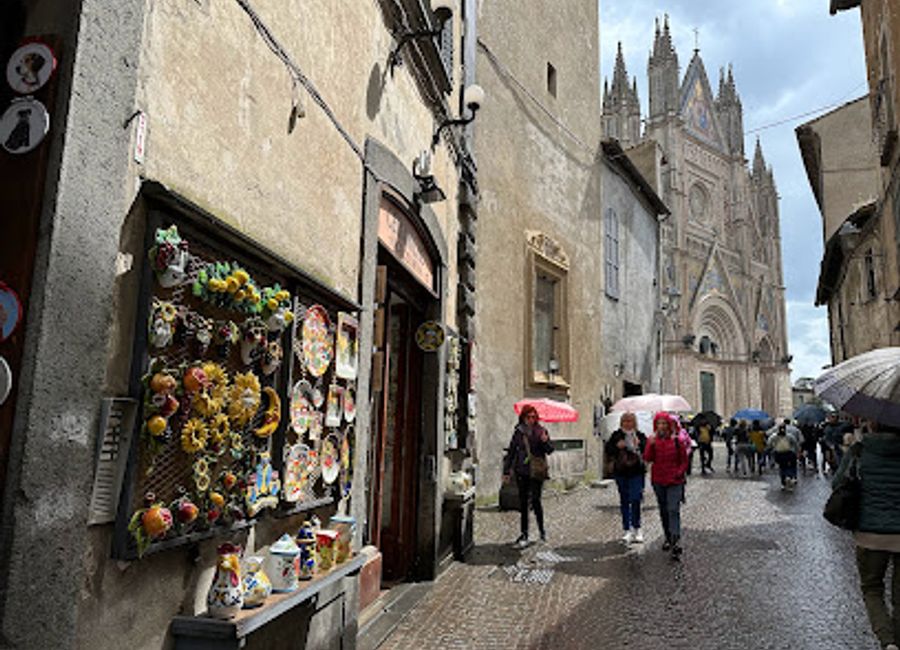 Explore the vibrant Marino Moretti Studio d’Arte in Orvieto, a unique blend of art and shopping that celebrates Italian creativity and craftsmanship.
