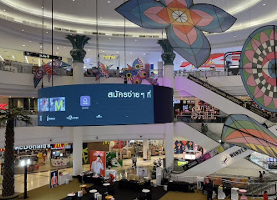 Explore Wonder Planet in Korat for a unique shopping experience, where fashion meets flavor in a vibrant atmosphere full of entertainment.