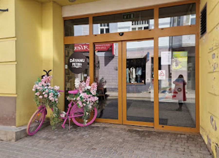 Explore the enchanting gift shop FORŠAS DĀVANAS in Cēsis for unique souvenirs and local handicrafts that celebrate Latvian culture.