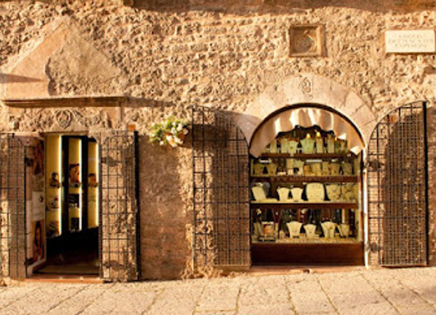 Discover unique handcrafted jewelry at Assisi Jewels, where artistry meets tradition in the heart of Assisi, Italy.