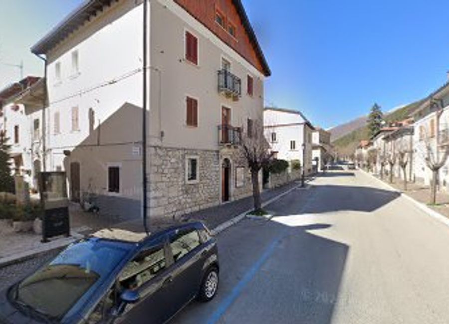 Discover unique antique furniture at La Bifora Antichità in Pescasseroli, blending history and craftsmanship for an unforgettable shopping experience.