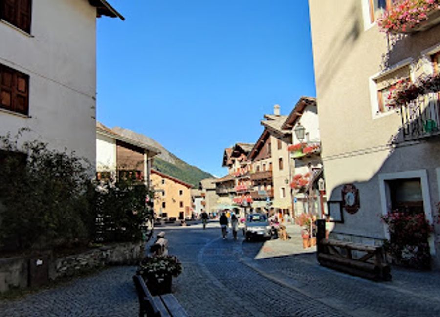 Explore Le Marché aux Puces in Cogne, a delightful store offering antiques, clothing, and crafts that capture the essence of Aosta Valley's culture.