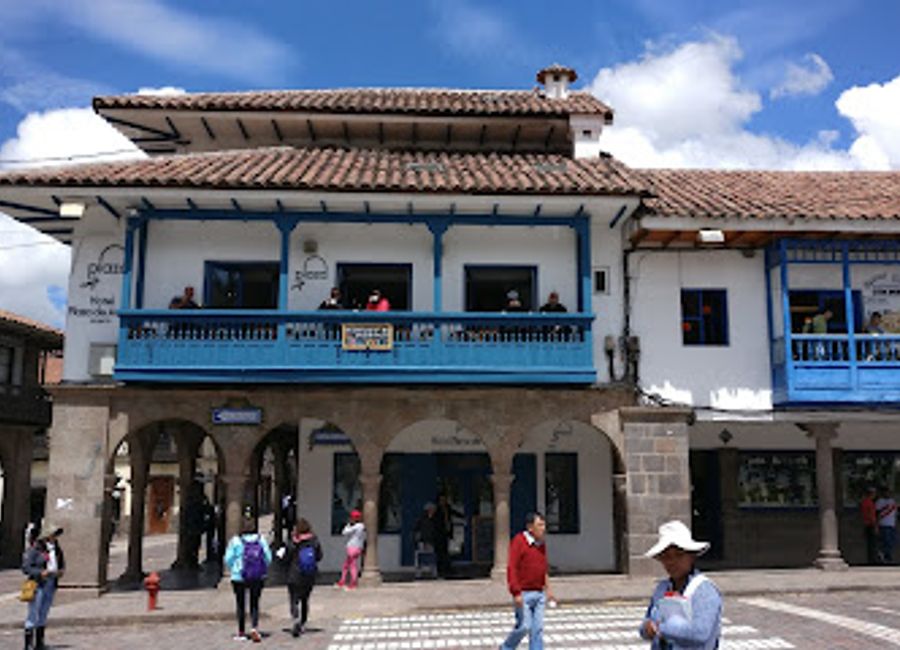 Explore the essence of Peruvian fashion at KUNA Plaza de Armas, where tradition meets modern style in a vibrant shopping experience.