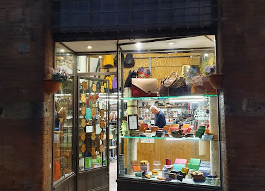 Explore the artistry of handmade leather goods at Casa della Pelle, Siena's premier destination for exquisite bags and accessories.