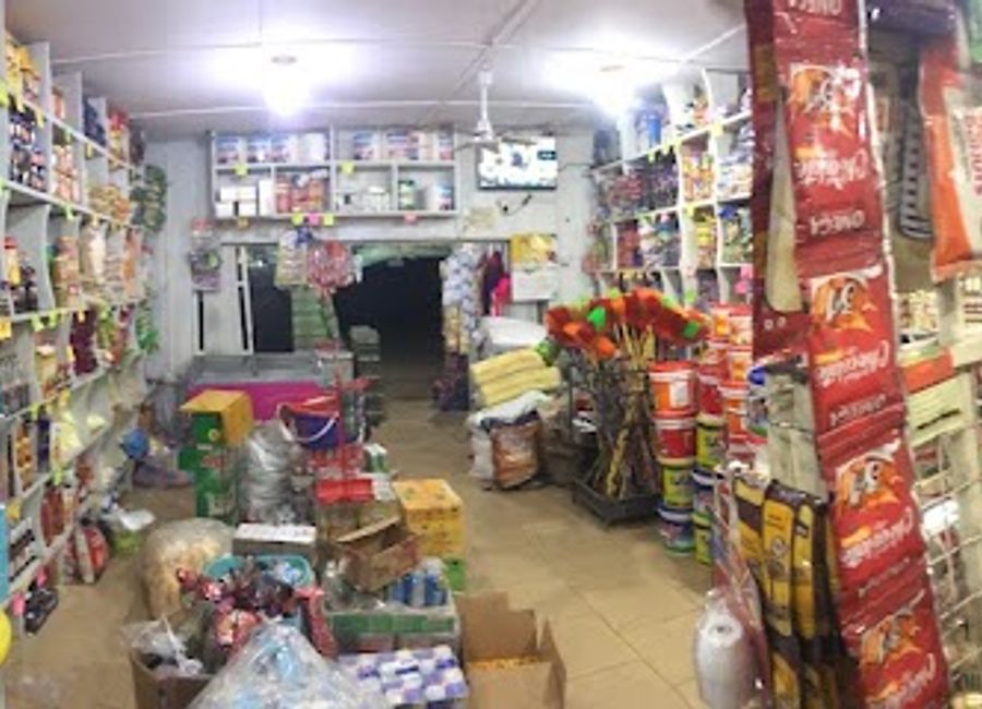 Discover the charm of local crafts and everyday essentials at Delwende Shopping Center, Bolgatanga’s vibrant shopping hub.