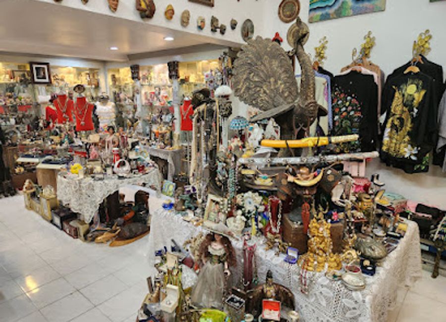 Explore Rojana Art & Souvenirs in Chiang Mai for unique gifts and authentic Thai craftsmanship amidst a charming shopping atmosphere.