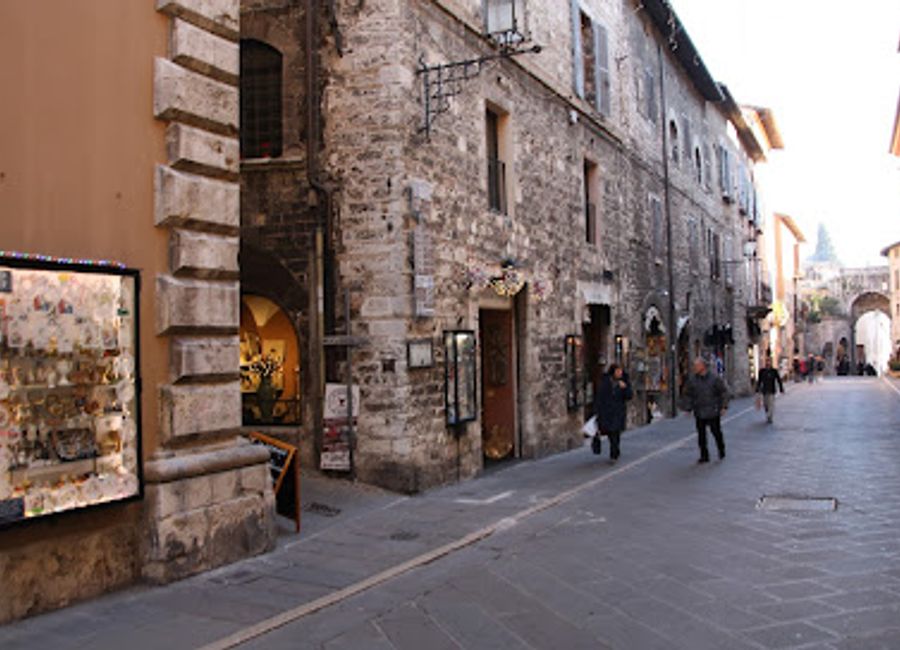 Explore Assisi Souvenir for unique Italian crafts, clothing, and local delicacies that capture the spirit of Italy.