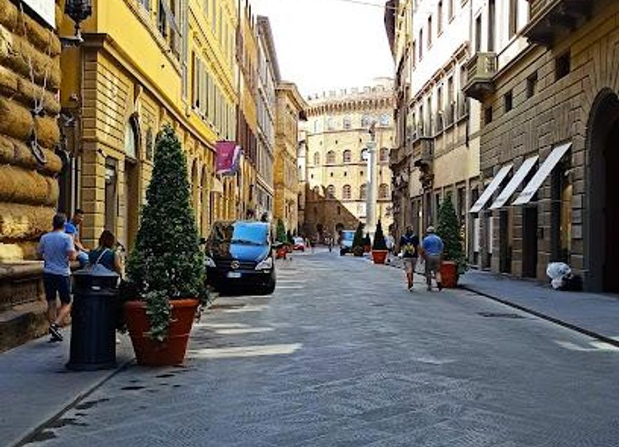 Explore Via de' Tornabuoni, Florence's luxurious shopping street, and immerse yourself in fashion, history, and exquisite Italian culture.