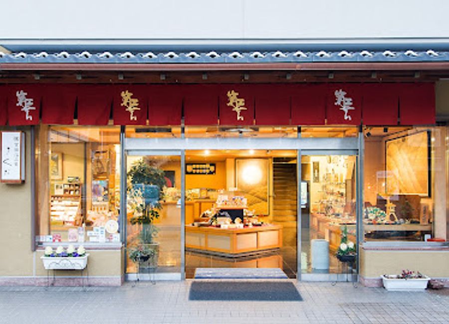 Explore exquisite gold leaf artistry and unique gifts at Kinpakuya Sakuda in Kanazawa's historic Higashiyama district.