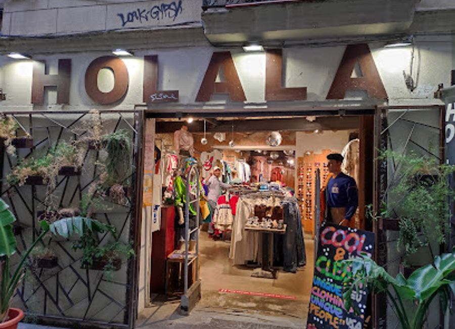 Discover unique vintage treasures at Holala! Tallers, where every piece tells a story in the heart of Barcelona's Ciutat Vella.