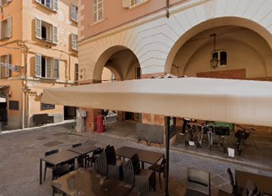 Explore CALEIDOS in Parma for exquisite handbags and accessories, where Italian craftsmanship meets contemporary fashion.