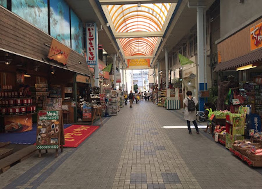 Discover the charm of Ishigaki at Mahsuya Ishigaki, where unique souvenirs meet delightful desserts and refreshing ice cream.