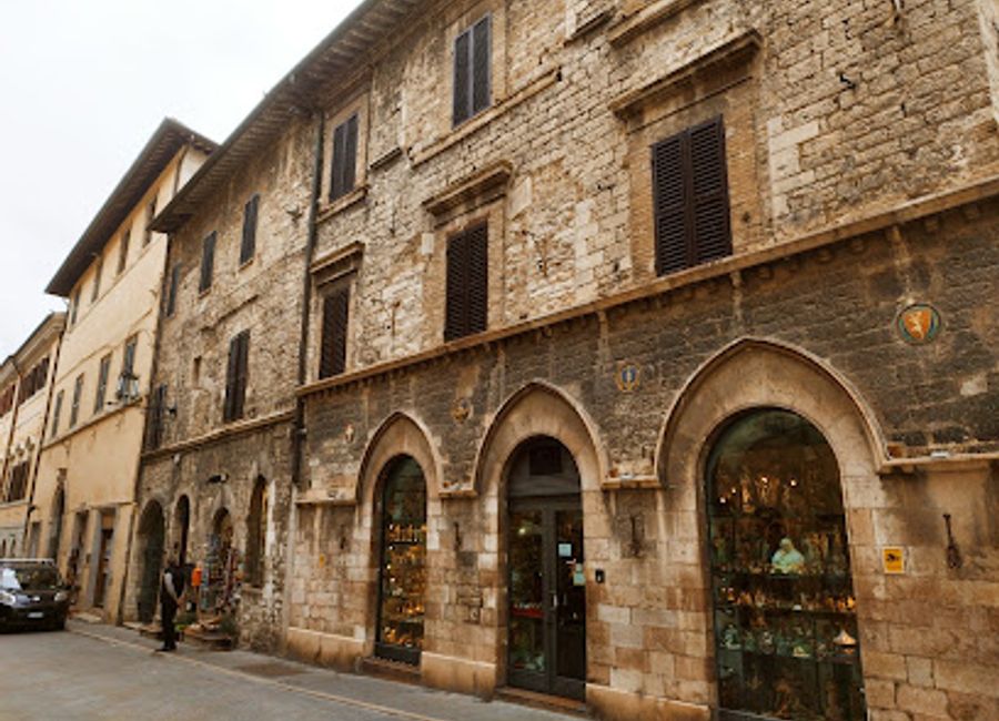 Explore the artisan treasures of D'Olivo in Assisi, where craftsmanship meets culture in every unique handmade product.