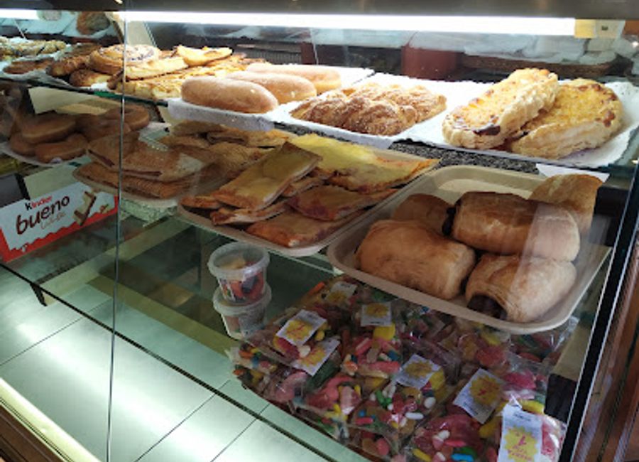 Explore the delightful flavors of Forn de pa La Granja, a charming bakery in Espot, offering authentic Spanish baked goods and local specialties.