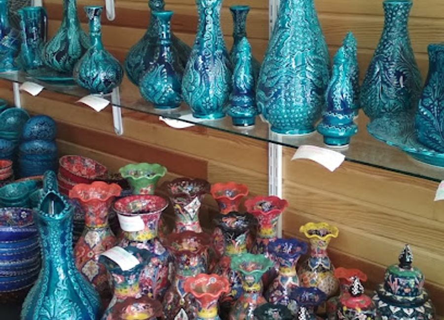 Explore exquisite handmade ceramics and porcelain at Seramika Hediyelik Çini Porselen in Pamukkale, a must-visit gift shop for unique souvenirs.