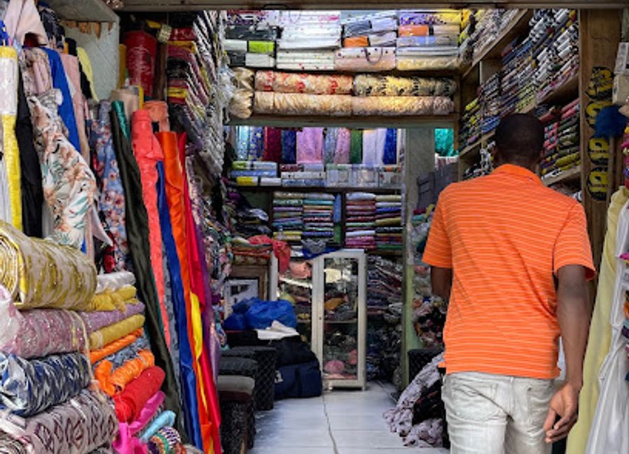 Explore the vibrant Badenya Boutique N2 at Grand marché de Bamako, offering authentic Malian crafts, textiles, and unique souvenirs in the heart of Bamako.