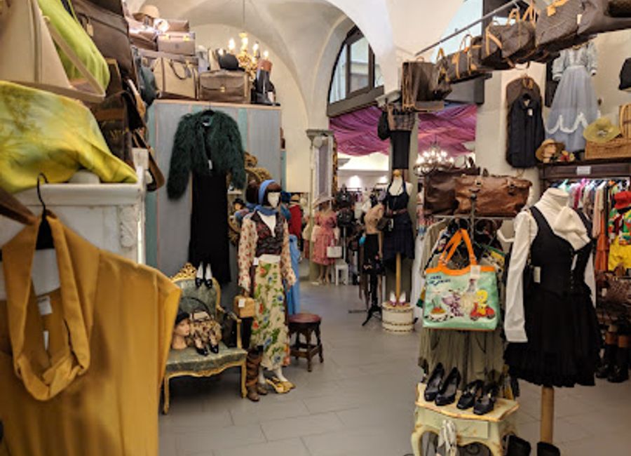Discover unique vintage fashion treasures at Street Doing Vintage Couture in the heart of Florence, where style meets history.
