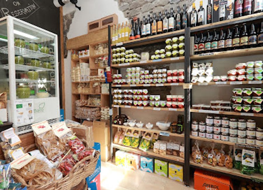 Experience the authentic flavors of Italy at Pesto Lab Baico in Monterosso al Mare, renowned for its artisanal pestos and culinary delights.