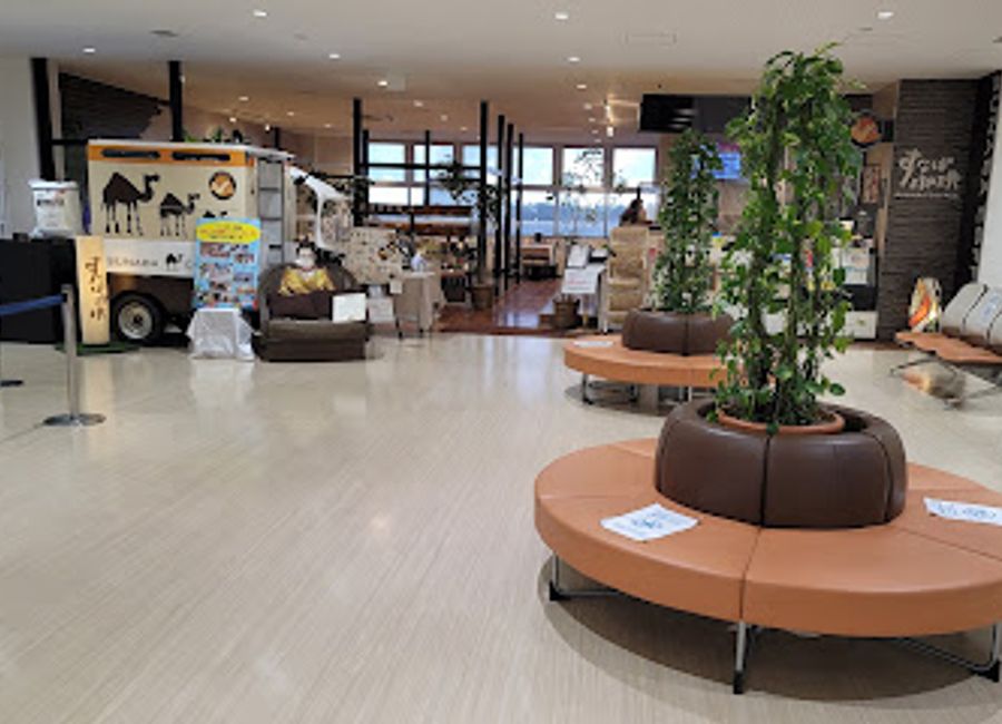 Experience the cozy ambiance and exquisite coffee at SUNABA COFFEE, a must-visit café in Tottori for every traveler.