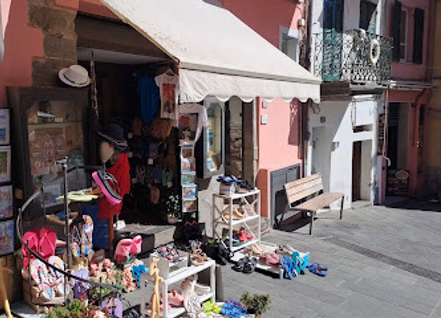 Discover the heart of Riomaggiore at Cose't Riomaggiore, where unique souvenirs and local craftsmanship meet the charm of the Cinque Terre.