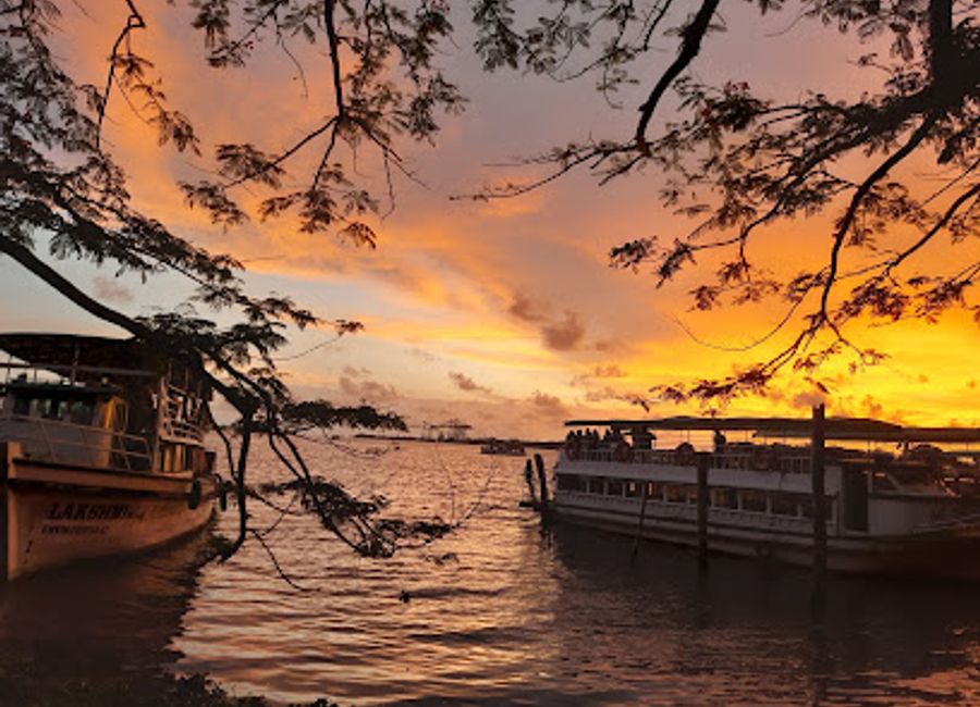 Explore the Marine Drive Shopping Centre, a vibrant hub of shopping and dining with stunning waterfront views in Ernakulam, Kerala.