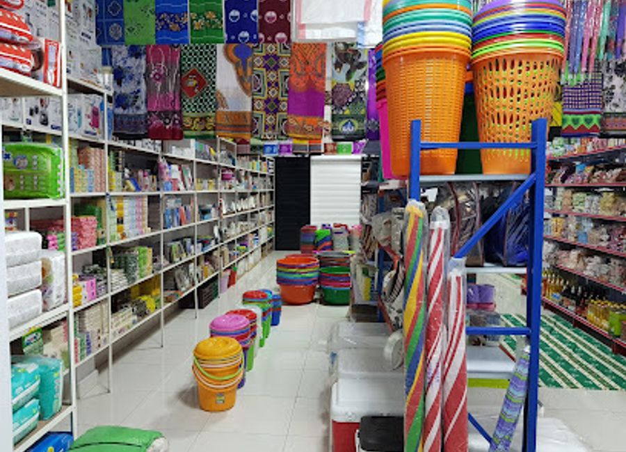 Explore Hakimi Store in Maroantsetra for unique crafts and a taste of Madagascar's vibrant culture, perfect for souvenirs and local experiences.