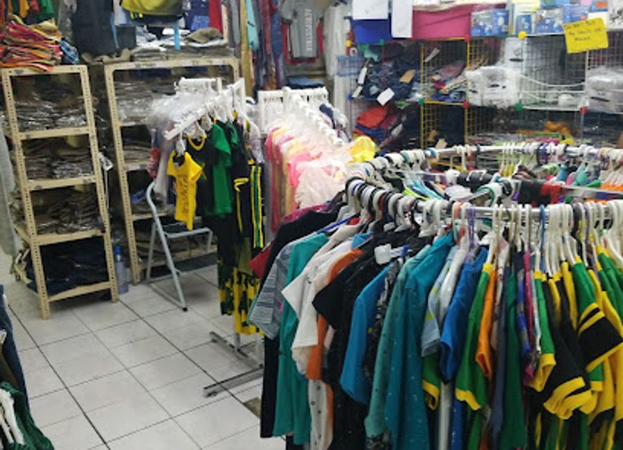 Experience the best of Jamaican shopping at Lees Maxi Mart in Port Antonio, where local products and vibrant culture come together.