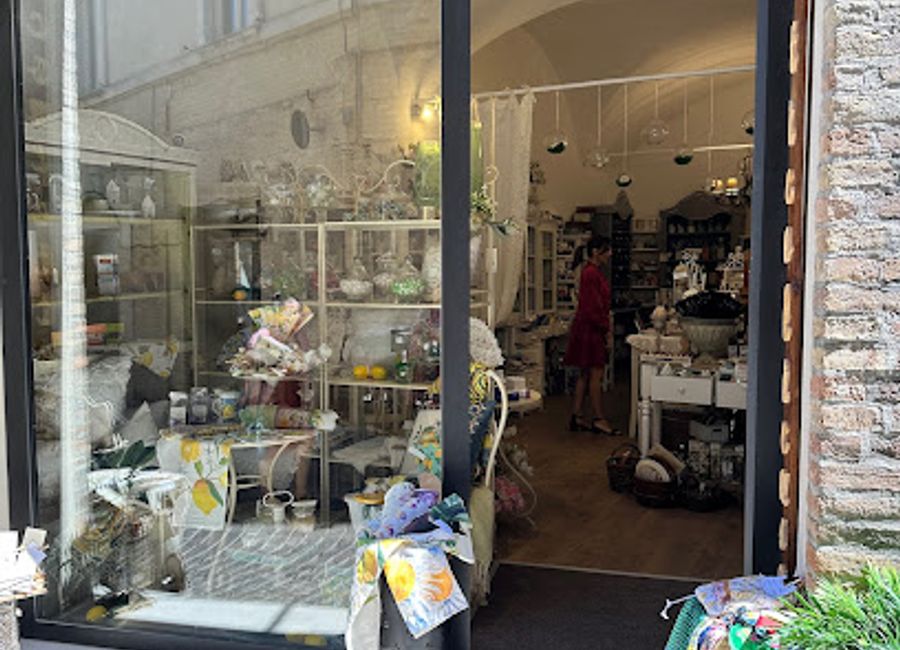 Explore the finest fashion accessories in Urbino at Trendy Accessori Moda e Casa, where style meets elegance in every piece.