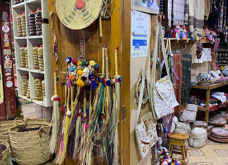 Explore Siwa's vibrant bazaar, showcasing traditional handcrafts that reflect the rich cultural heritage of Egypt's Berber community.