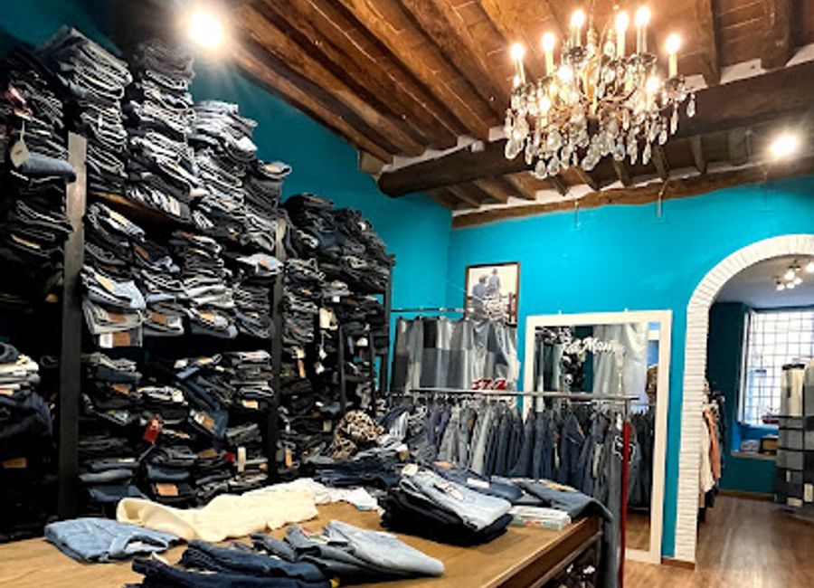 Explore Fat Mama Vintage in Lucca, Italy – a treasure trove of unique vintage clothing and accessories waiting to be discovered.